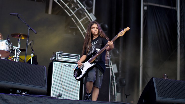Bocah Kecil Pembetot Bass Korn Bocah Kecil Pembetot Bass Korn