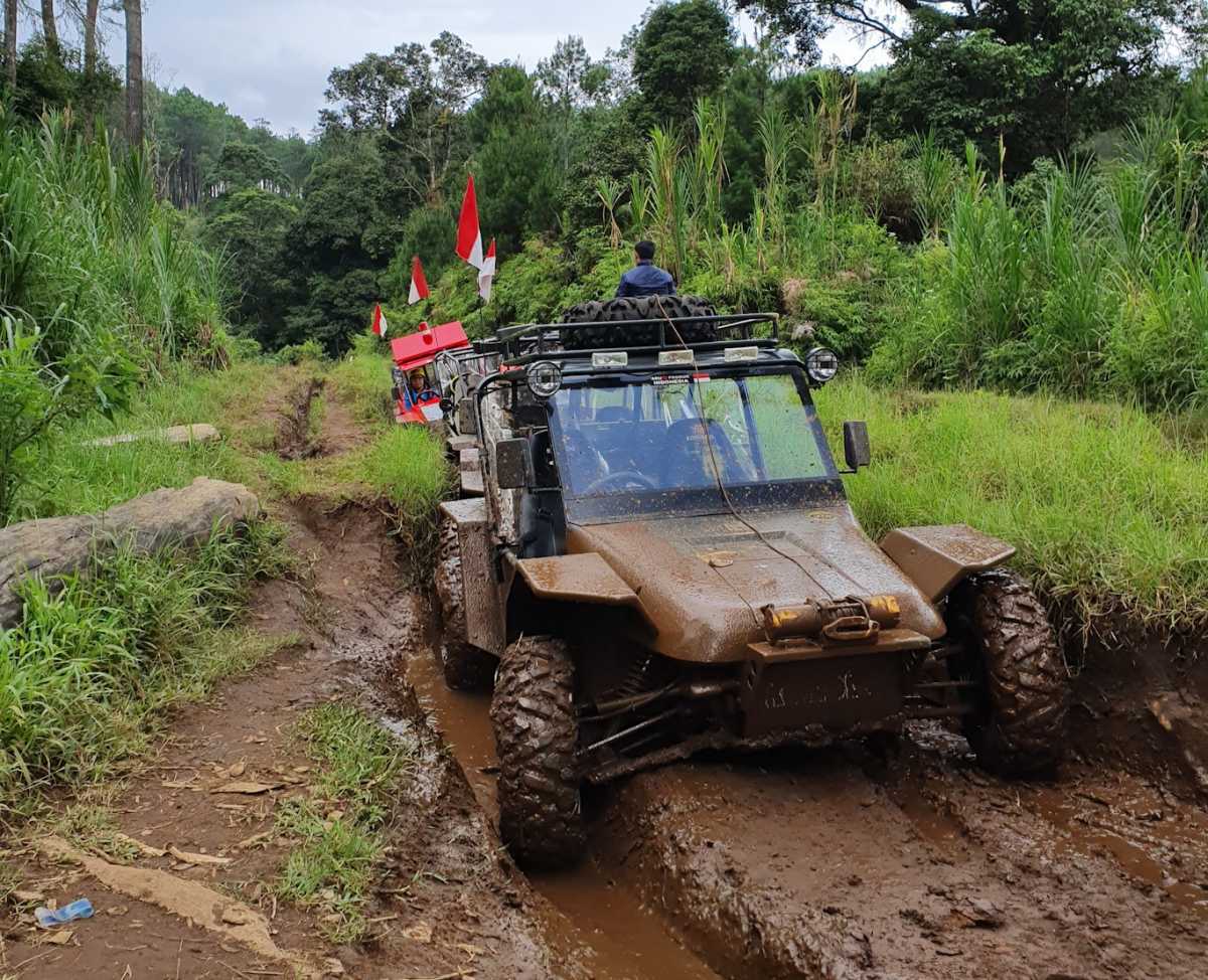 Test Drive: Mandi Lumpur Pakai Mobil PUBG Buatan Indonesia Test Drive: Mandi Lumpur Pakai Mobil PUBG Buatan Indonesia
