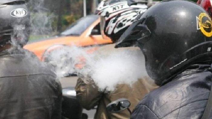 Alasan Bikers Suka Ngerokok Sambil Naik Motor Alasan Bikers Suka Ngerokok Sambil Naik Motor