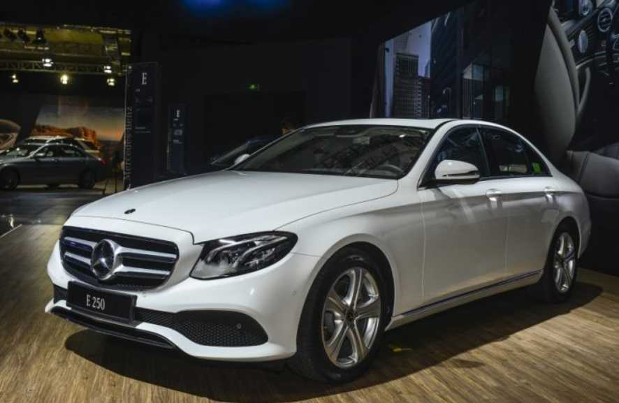 Showroom Mercedes-Benz Dibakar Pendemo George Floyd Showroom Mercedes-Benz Dibakar Pendemo George Floyd
