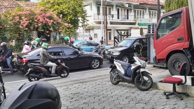 Koboy Kok Naik BMW, Lawan Arah dan Supirnya Nodong Pistol Koboy Kok Naik BMW, Lawan Arah dan Supirnya Nodong Pistol