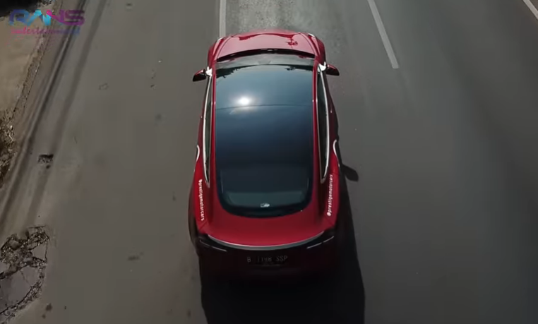 Mobil Tesla Bisa Dipanggil dan Jalan Sendiri dari Parkiran Mobil Tesla Bisa Dipanggil dan Jalan Sendiri dari Parkiran