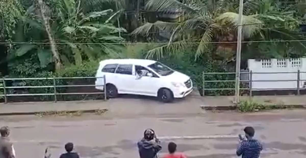 Rahasia Pria India Bisa Parkir Toyota Innova di Celah Sempit Rahasia Pria India Bisa Parkir Toyota Innova di Celah Sempit
