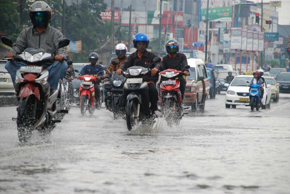 Kesalahan Bikers di Musim Hujan Berujung Celaka Kesalahan Bikers di Musim Hujan Berujung Celaka