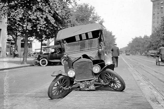 Taukah Kalian? Ini Kecelakaan Mobil Pertama di Dunia Taukah Kalian? Ini Kecelakaan Mobil Pertama di Dunia