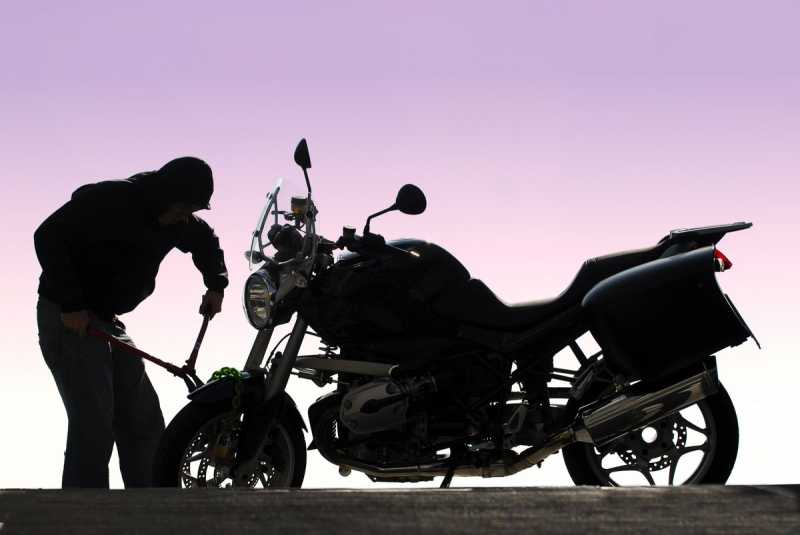 Cara Bikin Begal Kesulitan Curi Motor yang Diparkir Cara Bikin Begal Kesulitan Curi Motor yang Diparkir