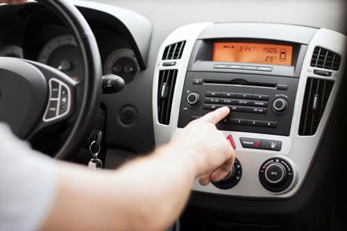 Netizen: Pak Polisi Tahu dari Mana Kalau Kita Lagi <i>Dengerin</i> Lagu di Mobil? Netizen: Pak Polisi Tahu dari Mana Kalau Kita Lagi <i>Dengerin</i> Lagu di Mobil?