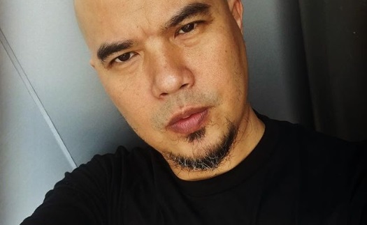 <i>Nyender</i> di Tembok, Beredar Foto Ahmad Dhani di Penjara <i>Nyender</i> di Tembok, Beredar Foto Ahmad Dhani di Penjara