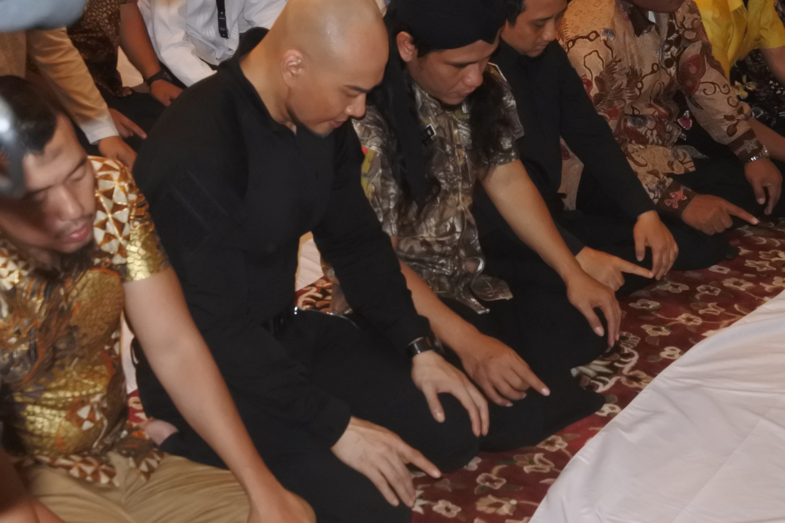 FOTO: Momen Deddy Corbuzier Salat Magrib Berjamaah FOTO: Momen Deddy Corbuzier Salat Magrib Berjamaah