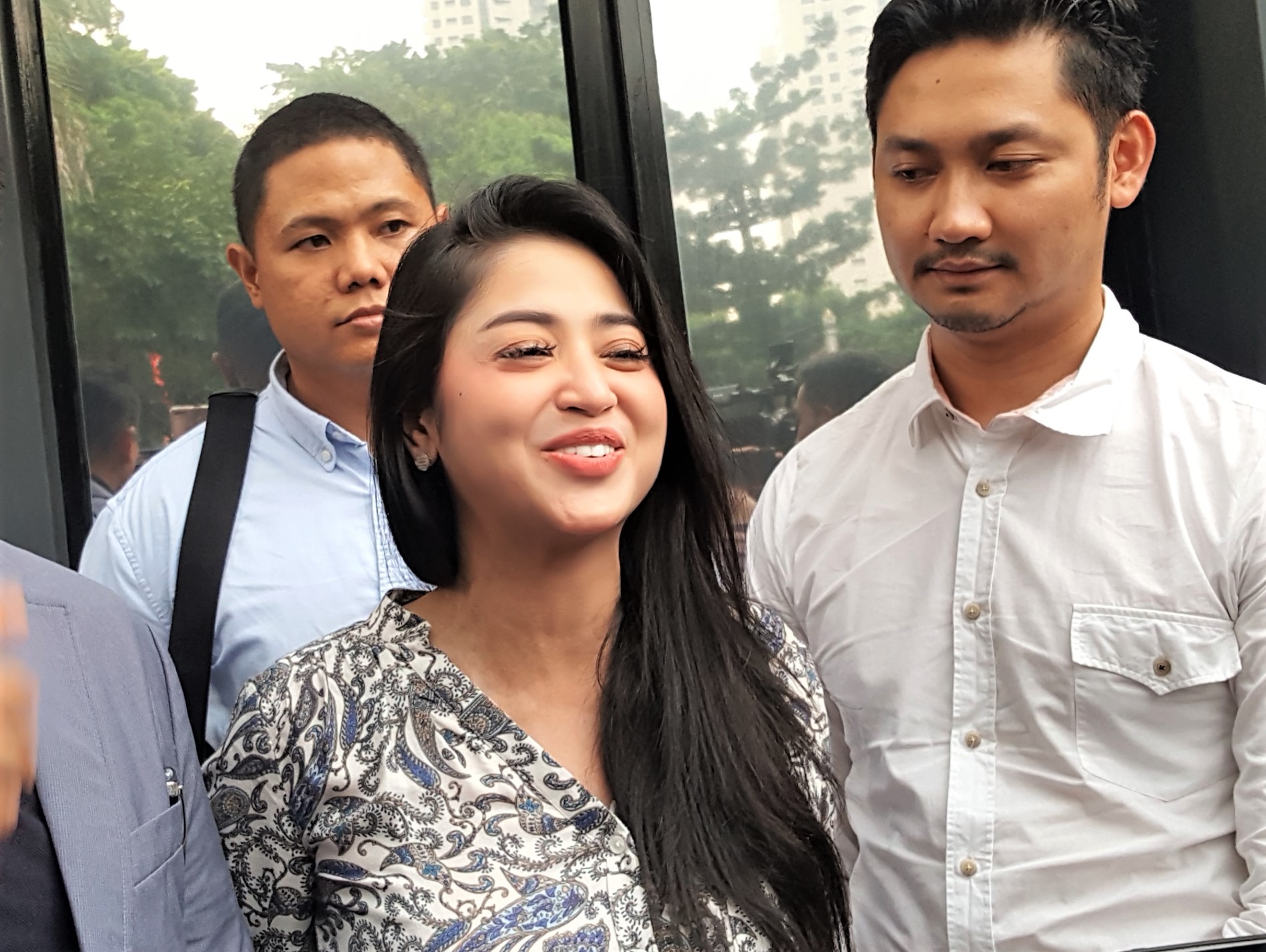 FOTO: Status Tersangka, Dewi Perssik Datang ke Polda Metro FOTO: Status Tersangka, Dewi Perssik Datang ke Polda Metro