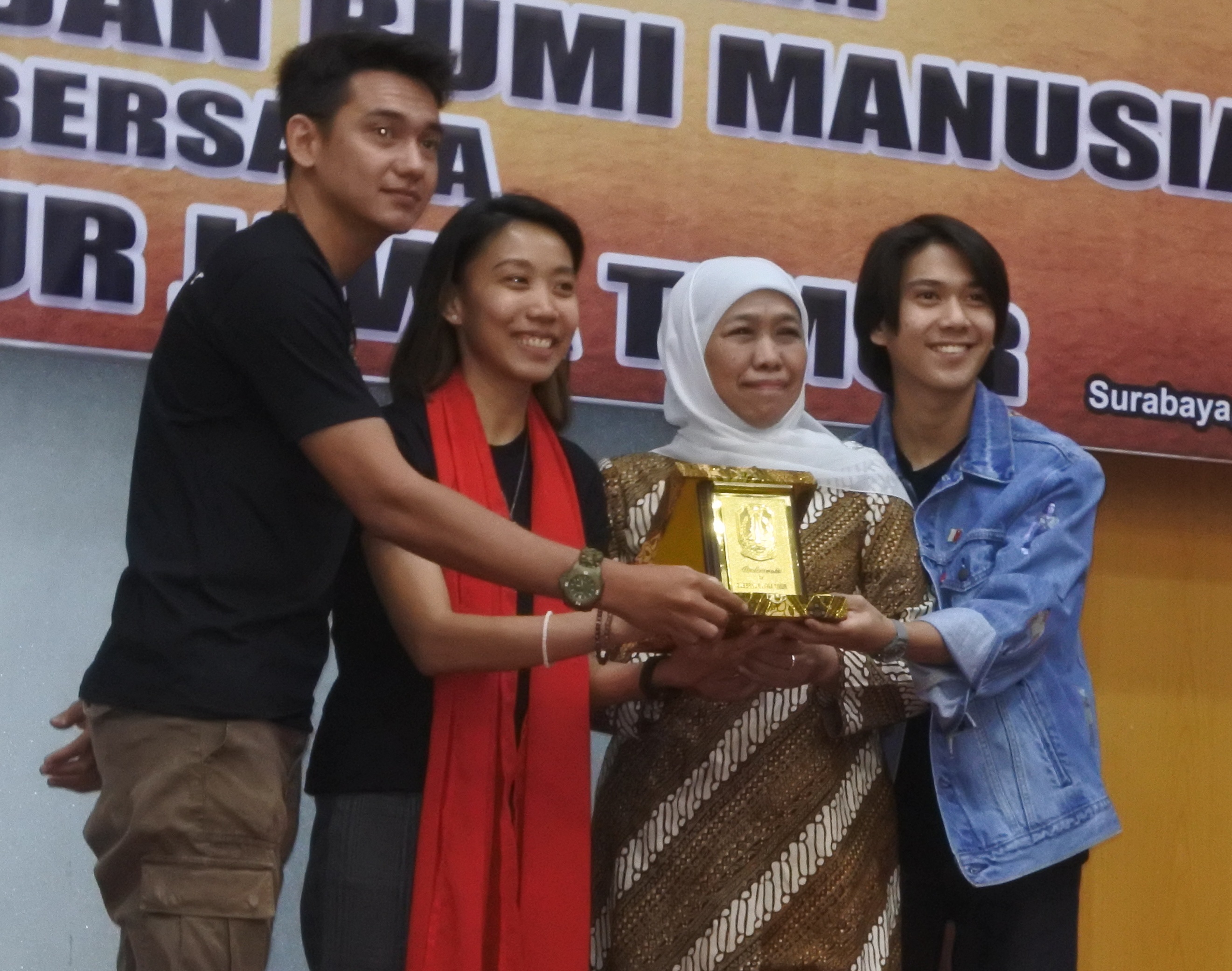 Ketika Gubernur Jatim Diapit Iqbaal Ramadan dan Adipati Dolken Ketika Gubernur Jatim Diapit Iqbaal Ramadan dan Adipati Dolken