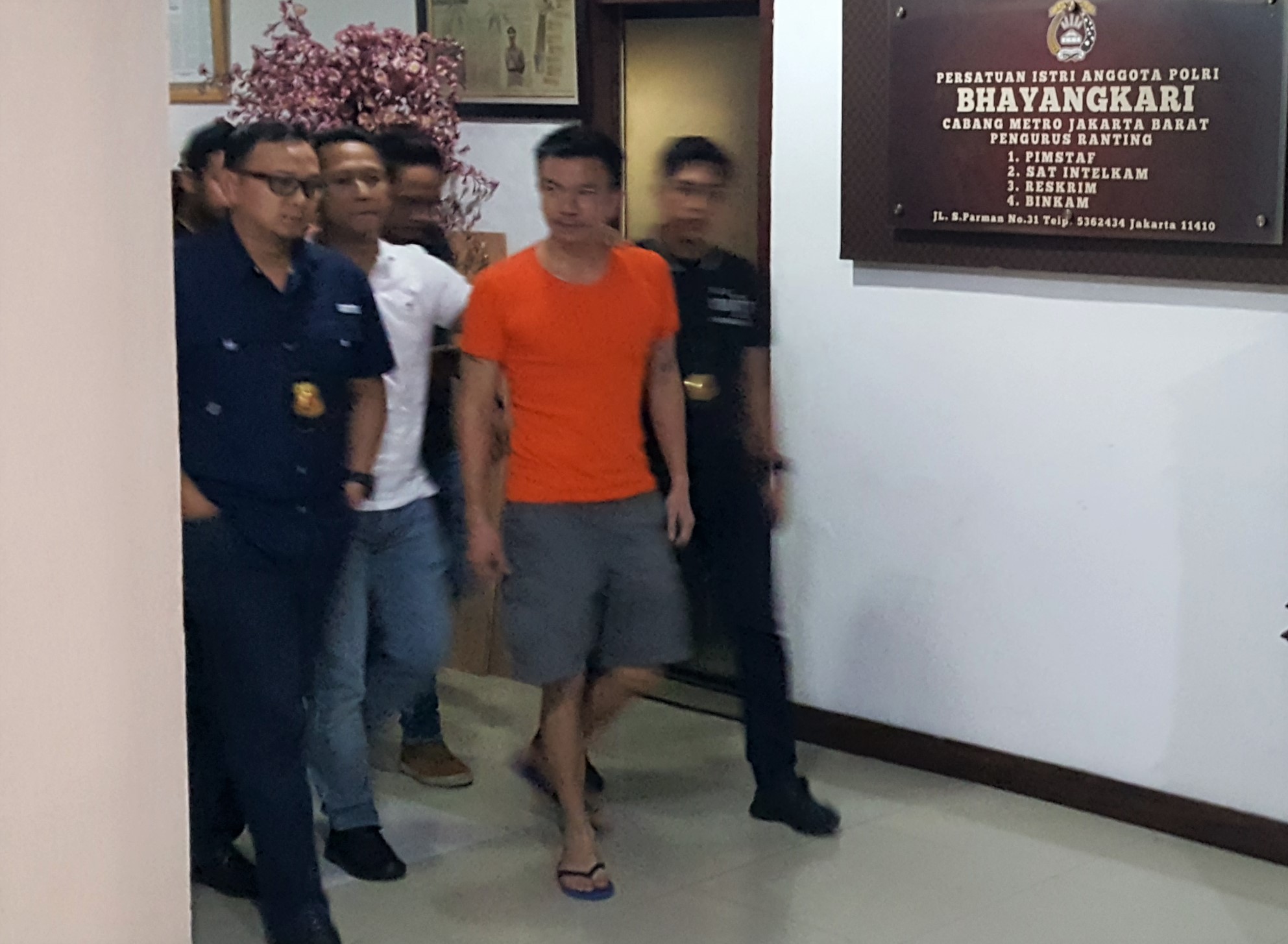 Jerry Aurum Ditangkap saat Denada Rawat Anak Sakit di Singapura Jerry Aurum Ditangkap saat Denada Rawat Anak Sakit di Singapura