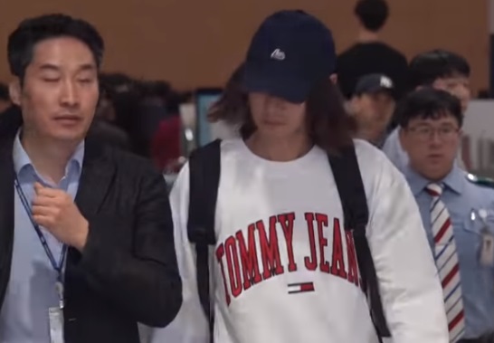 Diduga Terlibat Kasus Seungri, Jung Joon Young Dijambak di Bandara Diduga Terlibat Kasus Seungri, Jung Joon Young Dijambak di Bandara