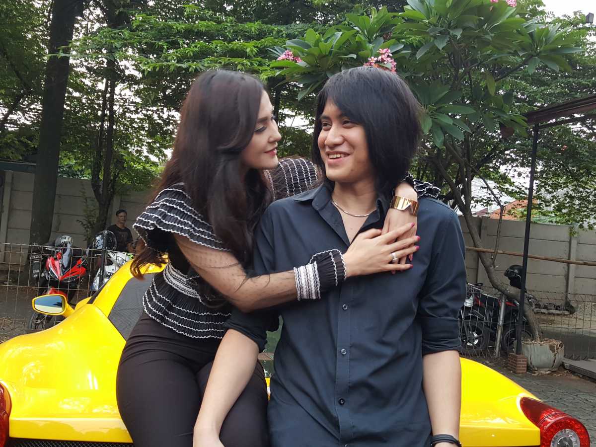 FOTO: Kemesraan Kevin Aprilio dan Vicy Melanie usai Lunasi Hutang Rp17 M FOTO: Kemesraan Kevin Aprilio dan Vicy Melanie usai Lunasi Hutang Rp17 M
