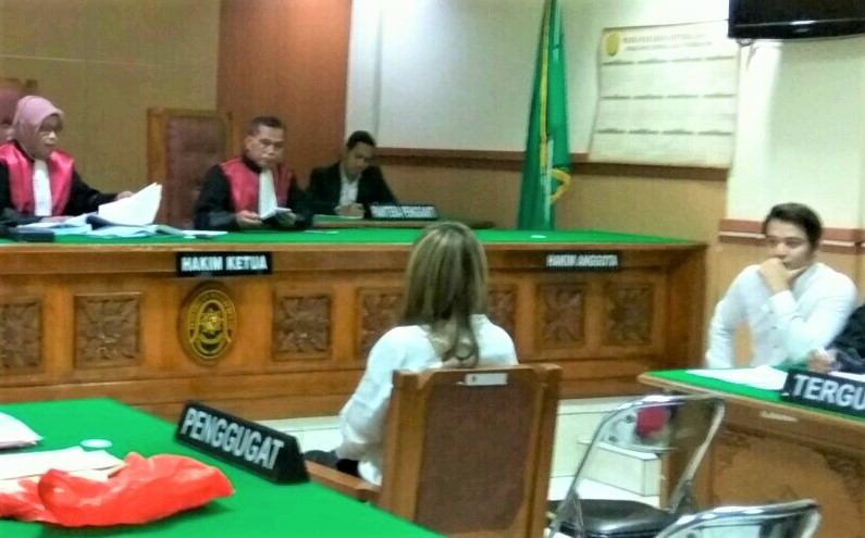 Hilda Vitria Akui Dinikahi Kriss Hatta, Tapi Tak Pernah Hubungan Intim Hilda Vitria Akui Dinikahi Kriss Hatta, Tapi Tak Pernah Hubungan Intim