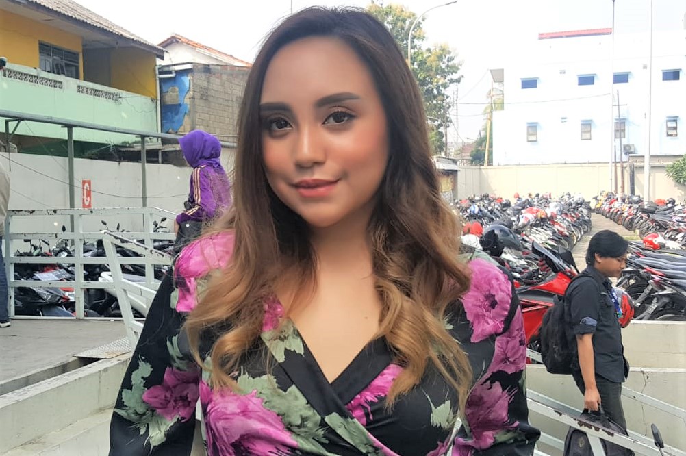 Salmafina Pakai Kalung Salib, Pindah Agama? Salmafina Pakai Kalung Salib, Pindah Agama?