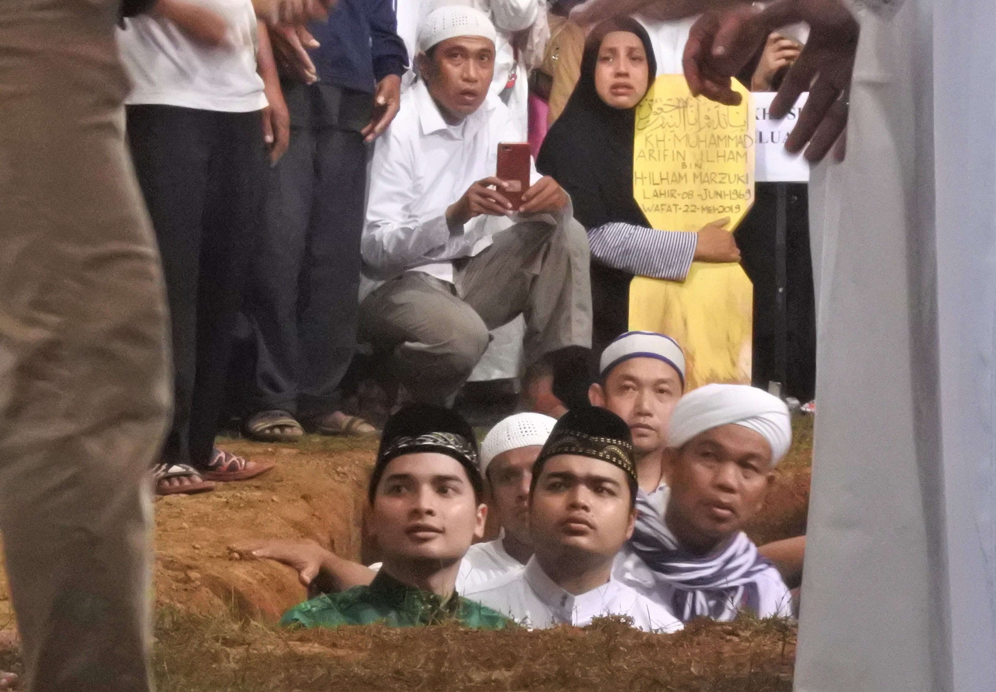 Dua Anak Masuk ke Liang Lahat saat Kuburkan Ustaz Arifin Ilham Dua Anak Masuk ke Liang Lahat saat Kuburkan Ustaz Arifin Ilham