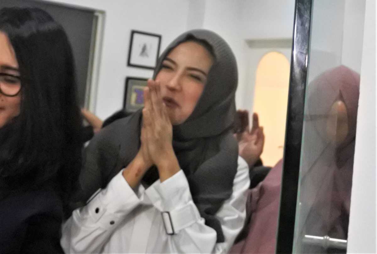 FOTO: Vanessa Angel Pakai Hijab usai Bebas dari Penjara FOTO: Vanessa Angel Pakai Hijab usai Bebas dari Penjara