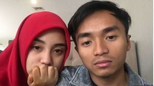 5 Artis Tuai Kontroversi karena Lepas Hijab 5 Artis Tuai Kontroversi karena Lepas Hijab