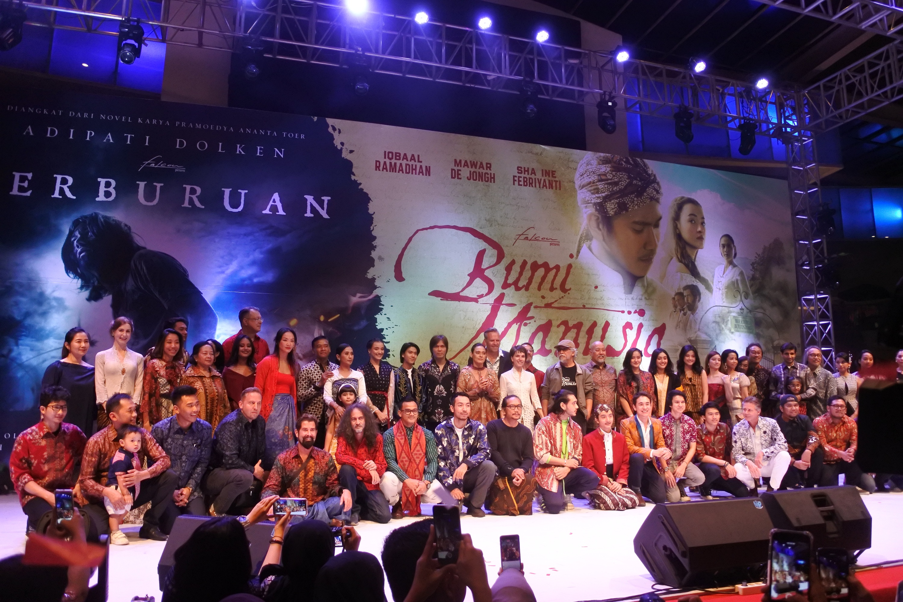 Luar Biasa, Film 'Bumi Manusia' Raih <i>Standing Ovation</i> dari Penonton Luar Biasa, Film 'Bumi Manusia' Raih <i>Standing Ovation</i> dari Penonton