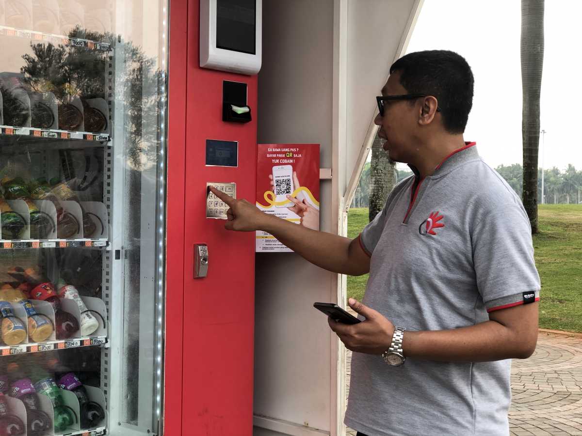 FOTO: Uji Coba Pembayaran Pakai QRen di Vending Machine Monas FOTO: Uji Coba Pembayaran Pakai QRen di Vending Machine Monas