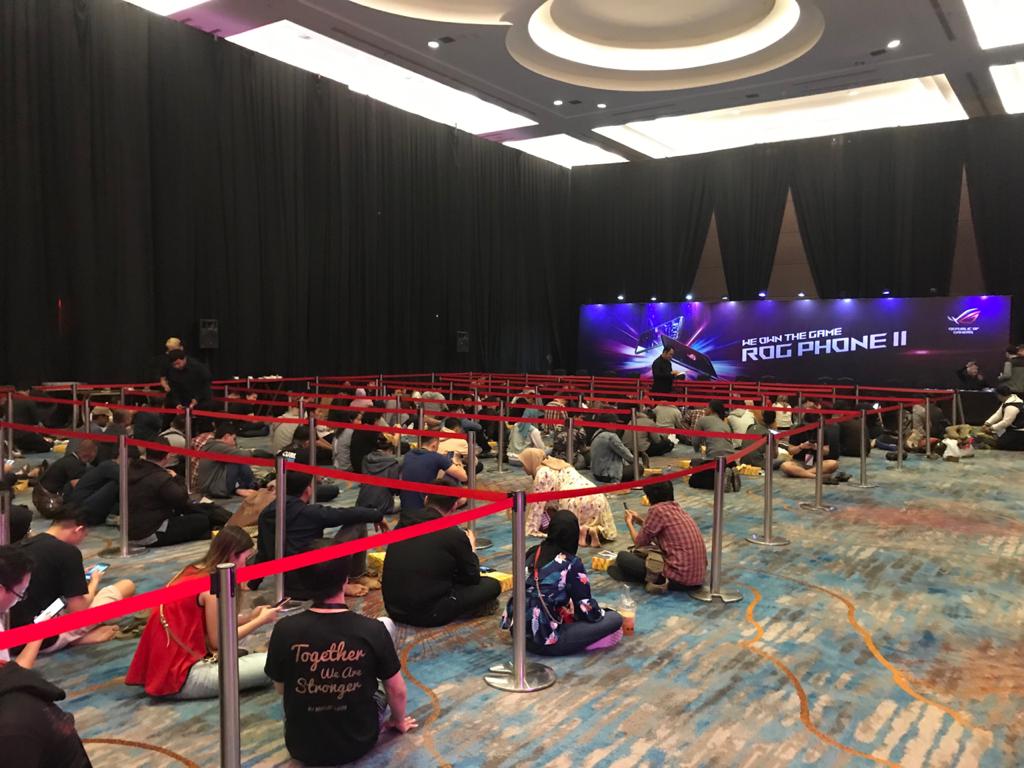 Antre Beli Asus ROG Phone II Mengular, Rela Nginep Semaleman Antre Beli Asus ROG Phone II Mengular, Rela Nginep Semaleman