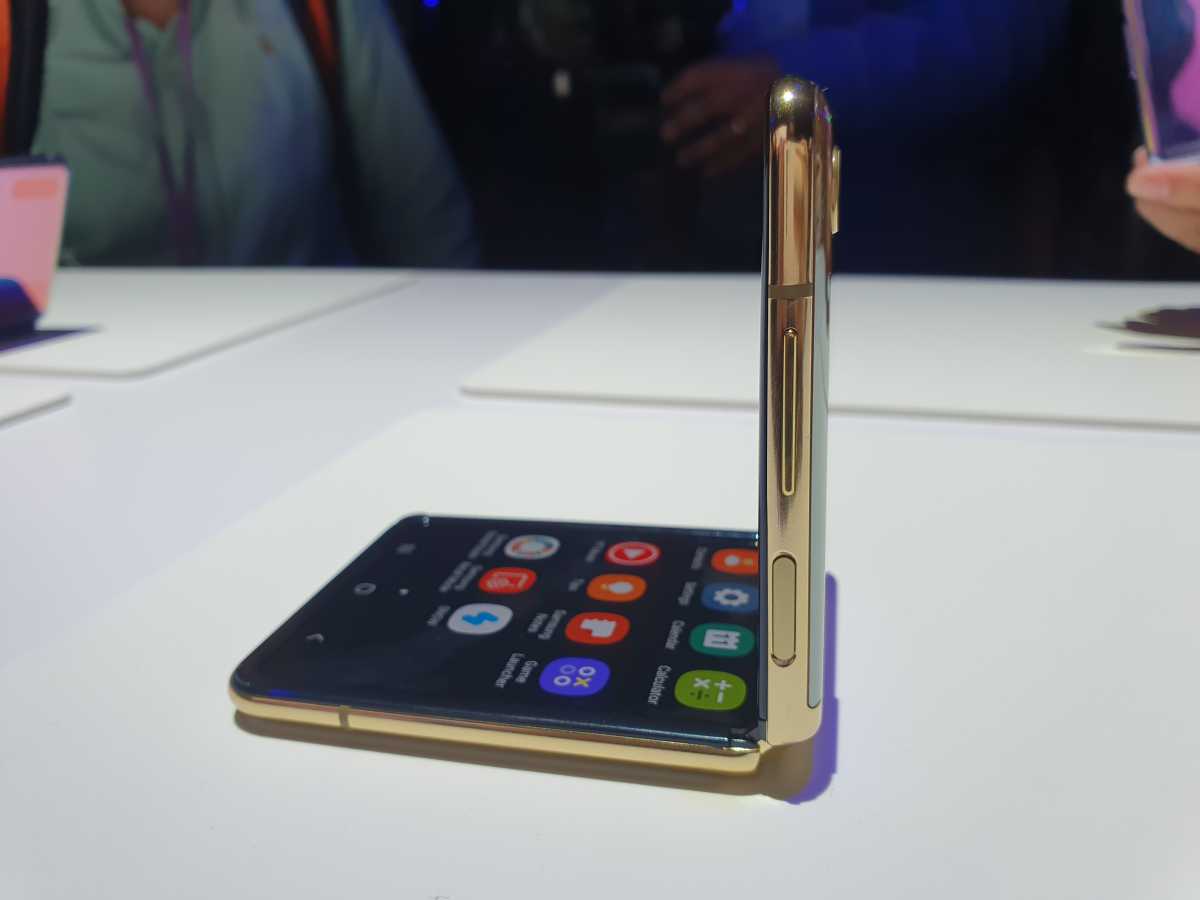 Rumor Galaxy Z Flip 3, Punya Layar 120Hz dan Dirilis Maret 2021? Rumor Galaxy Z Flip 3, Punya Layar 120Hz dan Dirilis Maret 2021?