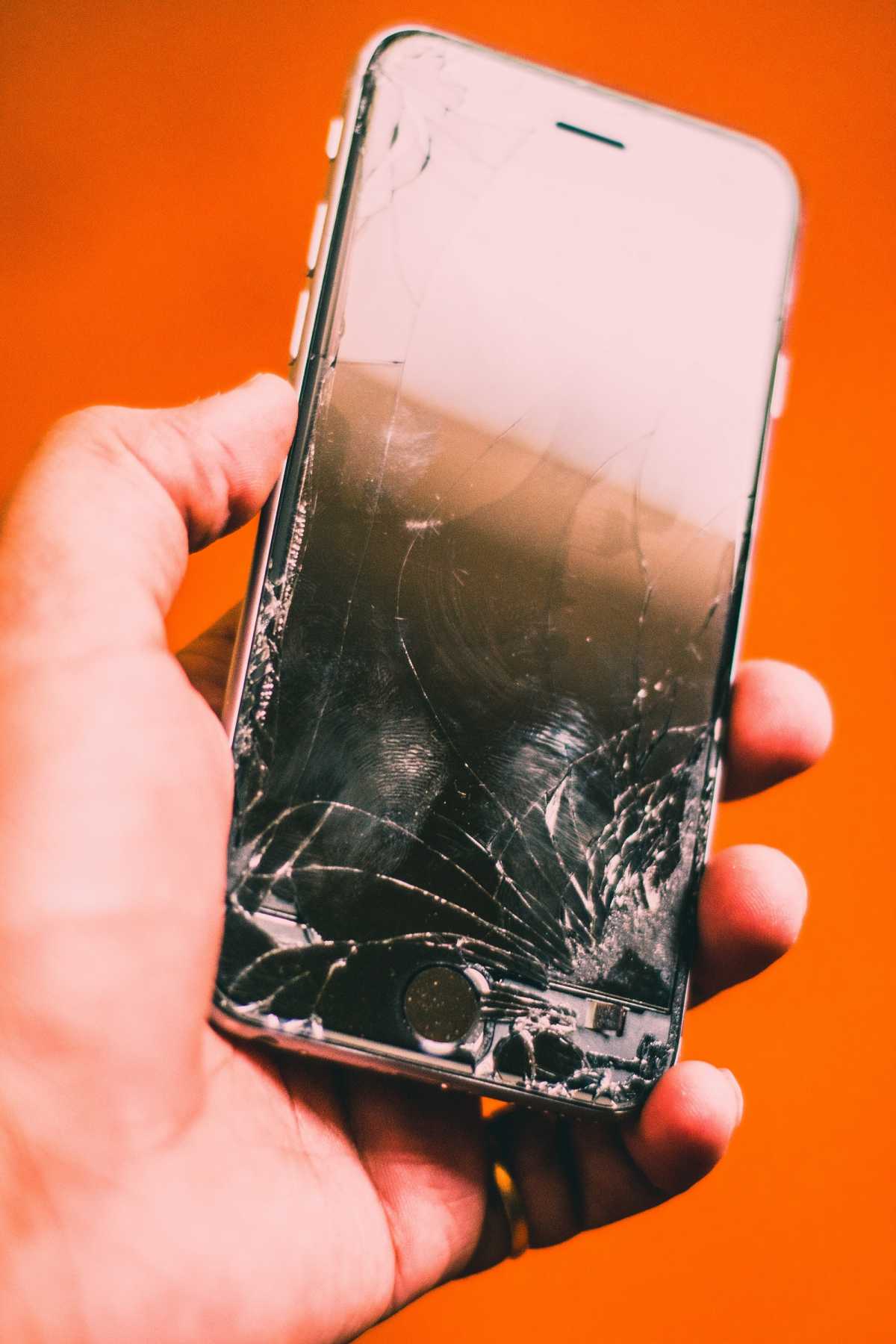 Apple Patenkan iPhone Layar Lipat yang Bisa Perbaiki Kerusakan Sendiri Apple Patenkan iPhone Layar Lipat yang Bisa Perbaiki Kerusakan Sendiri