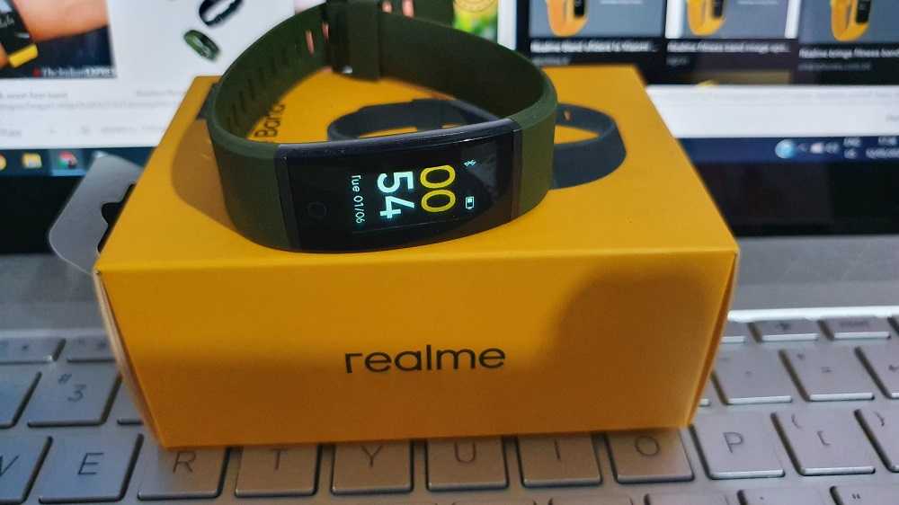 Realme Band Hijau Army, Tak Perlu Kabel Charger Realme Band Hijau Army, Tak Perlu Kabel Charger