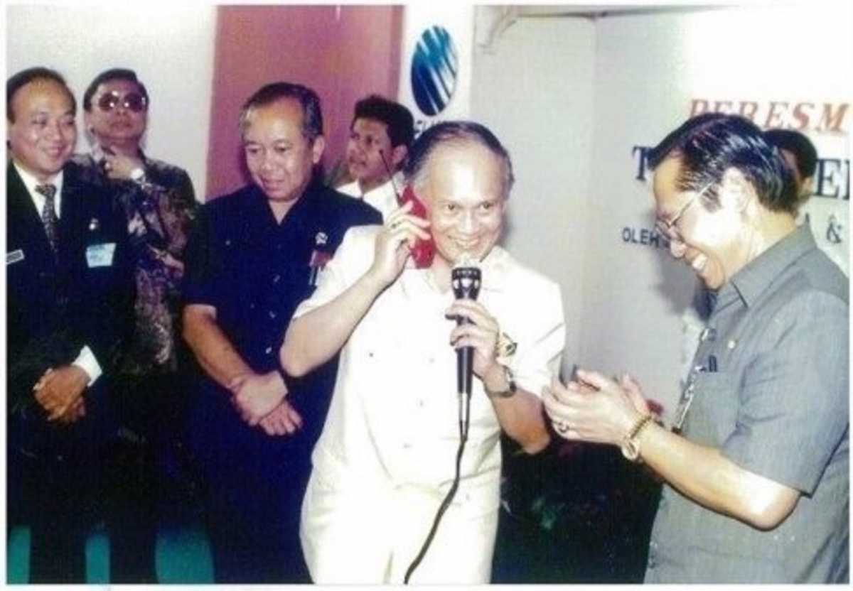 BJ Habibie Sang <i>Founding Fathers</i> Telkomsel BJ Habibie Sang <i>Founding Fathers</i> Telkomsel