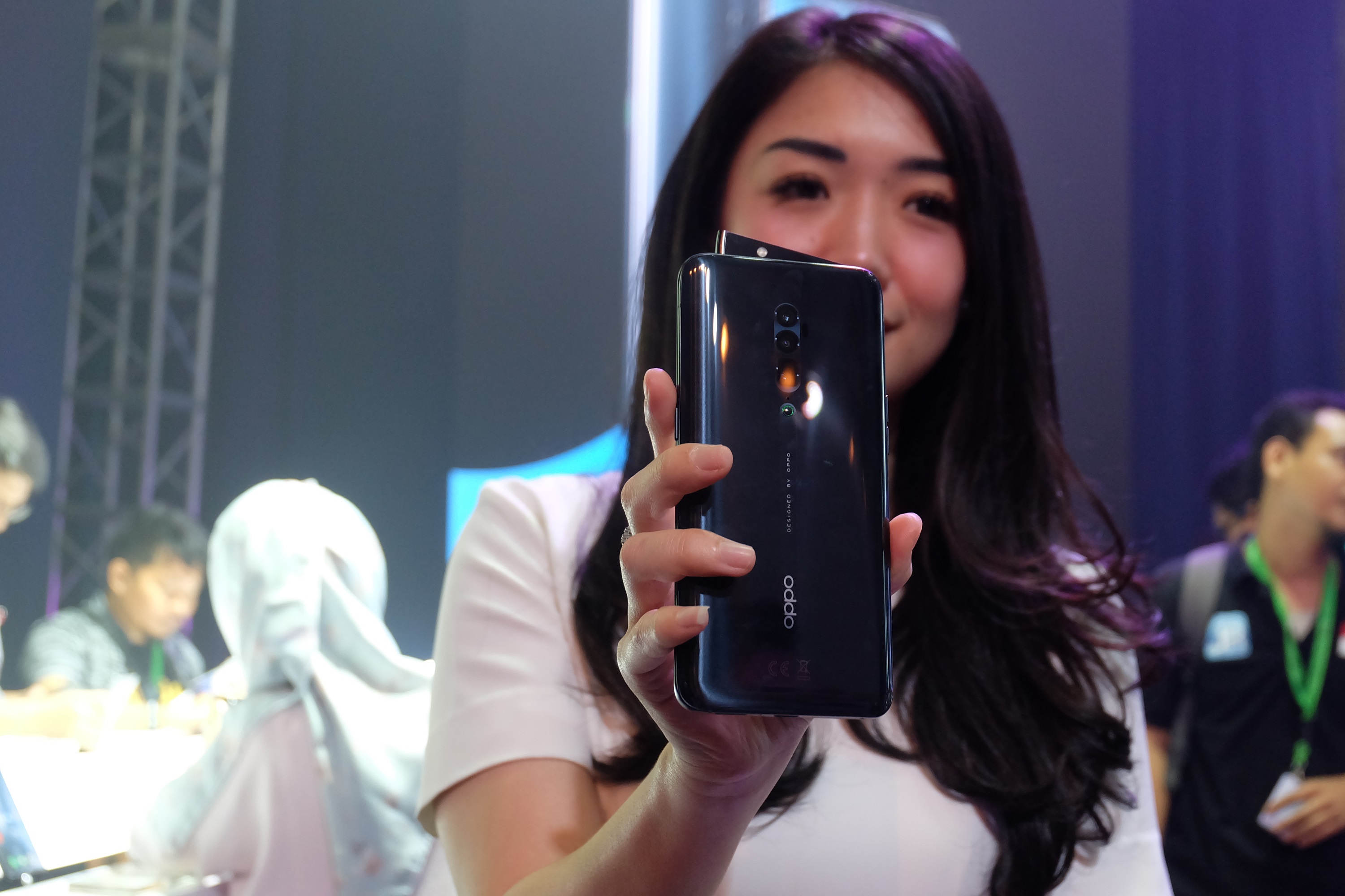 Kesan Menggenggam Oppo Reno, Ponsel Berkamera ‘Miring’ Kesan Menggenggam Oppo Reno, Ponsel Berkamera ‘Miring’