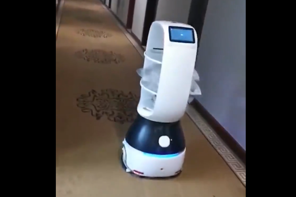 Hotel Kerahkan Robot Layani Orang Diduga Terinfeksi Virus Corona Hotel Kerahkan Robot Layani Orang Diduga Terinfeksi Virus Corona