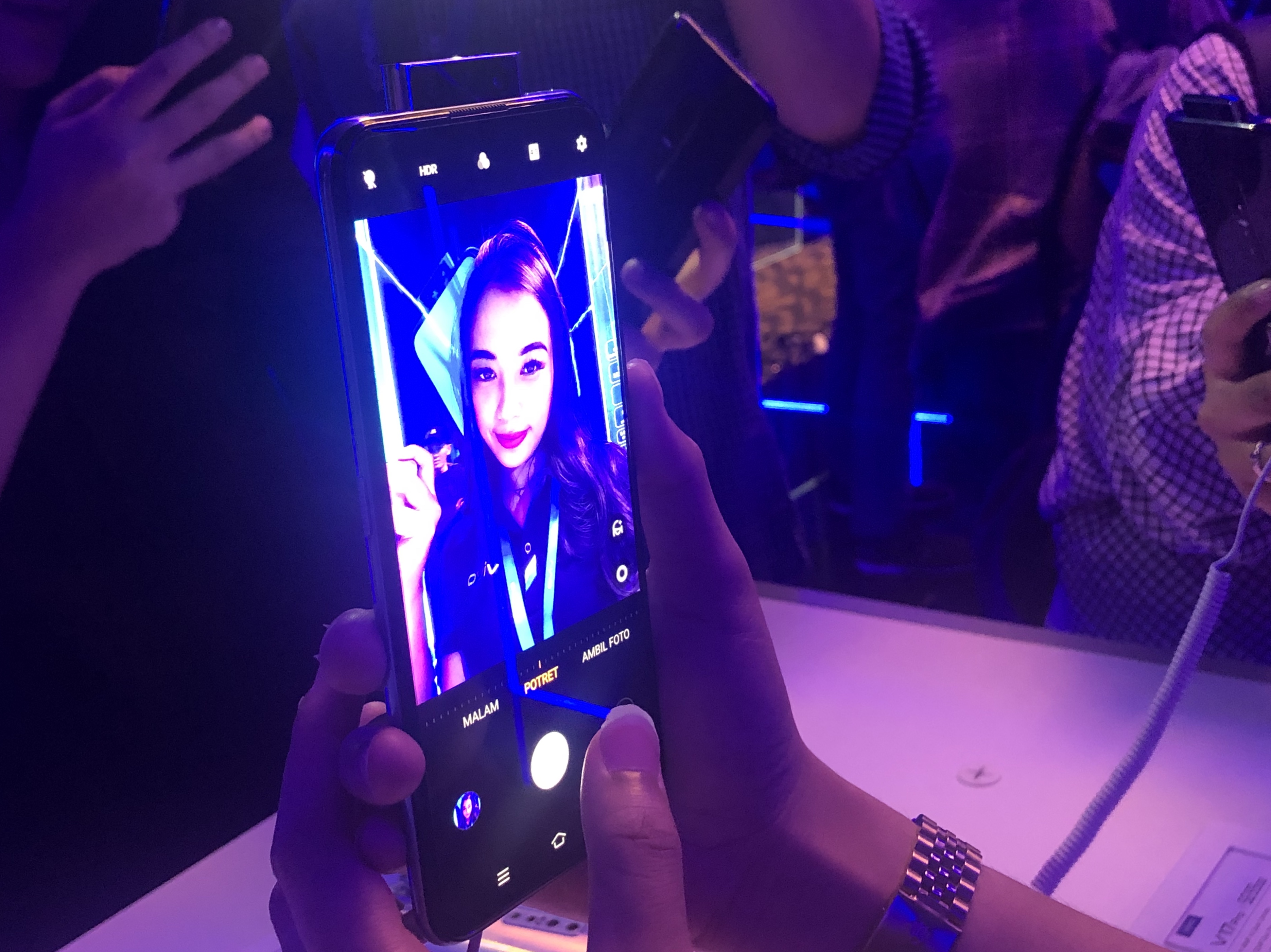 5 Inovasi pada Dua Kamera <i>Pop Up</i> Vivo V17 Pro 5 Inovasi pada Dua Kamera <i>Pop Up</i> Vivo V17 Pro