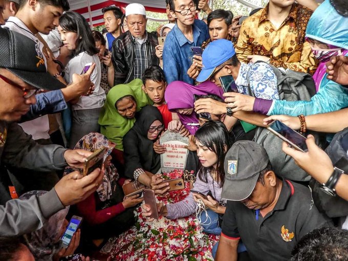 Makam Habibie Rame Pemburu Selfie, Kurang Tempat Piknik Bos? Makam Habibie Rame Pemburu Selfie, Kurang Tempat Piknik Bos?