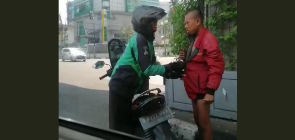 Abang Ojol ini Lakukan Sederhana, tapi Ngena Banget! Abang Ojol ini Lakukan Sederhana, tapi Ngena Banget!