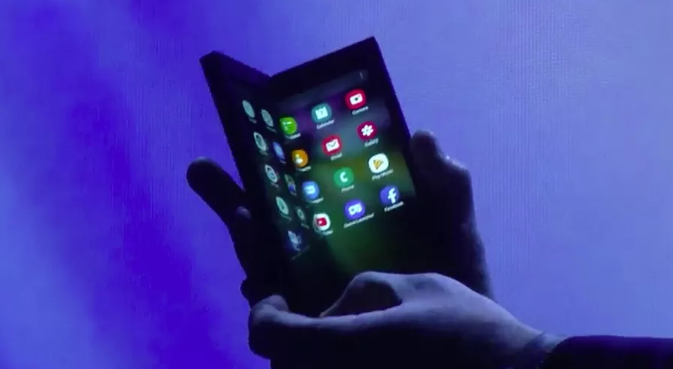 Google Diam-diam Siapkan Paten untuk Ponsel Layar Lipat Google Diam-diam Siapkan Paten untuk Ponsel Layar Lipat