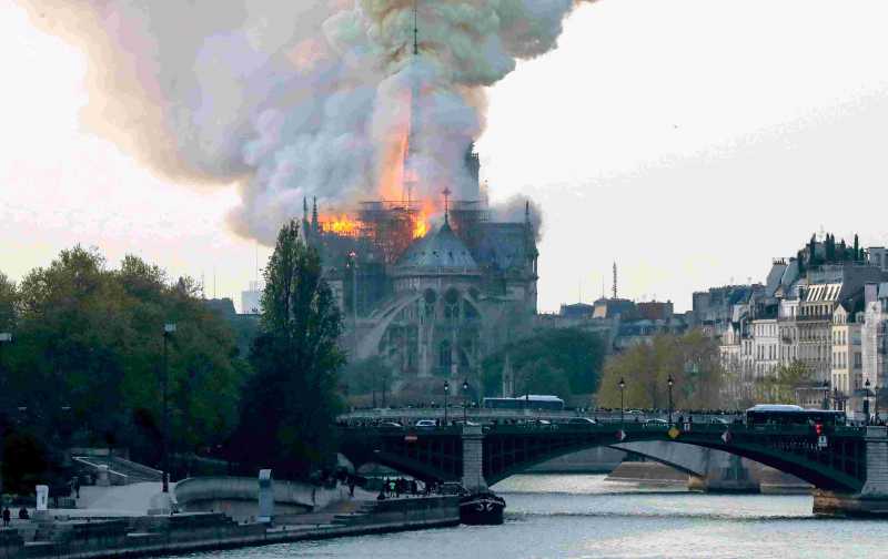 Kebakaran Katedral Notre Dame, Wisatawan Berhasil Selamatkan Diri Kebakaran Katedral Notre Dame, Wisatawan Berhasil Selamatkan Diri