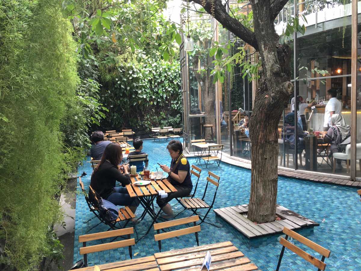 Adem, Makan Sambil Berendam Kaki di 'One Eighty Coffee and Music' Bandung Adem, Makan Sambil Berendam Kaki di 'One Eighty Coffee and Music' Bandung