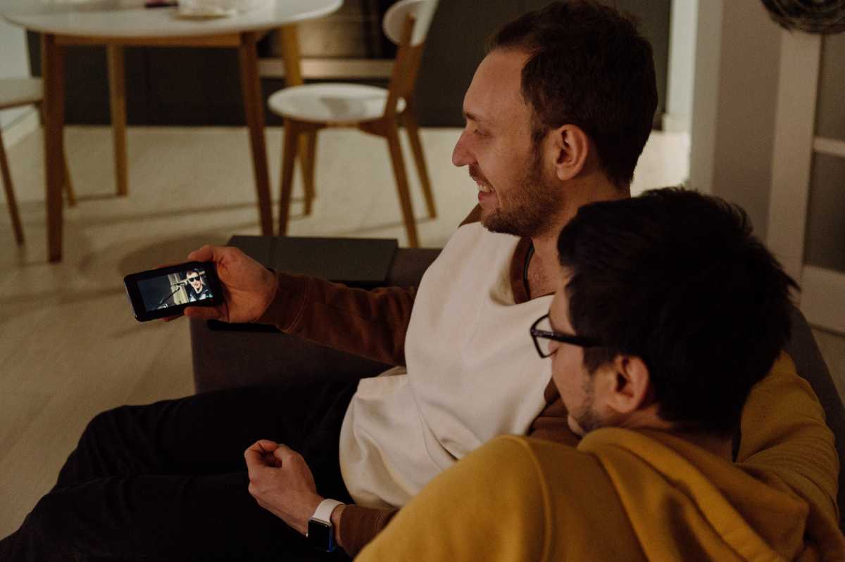 Studi: Manusia Habiskan 9 Tahun Masa Hidup Berkutat dengan Smartphone Studi: Manusia Habiskan 9 Tahun Masa Hidup Berkutat dengan Smartphone