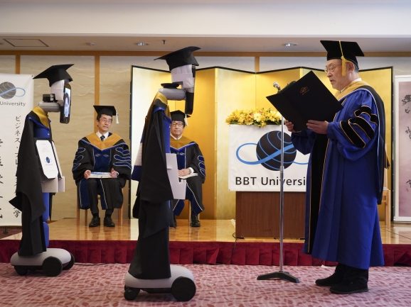 Wisuda di Tengah Pandemi Covid-19, Mahasiswa Digantikan Robot Wisuda di Tengah Pandemi Covid-19, Mahasiswa Digantikan Robot
