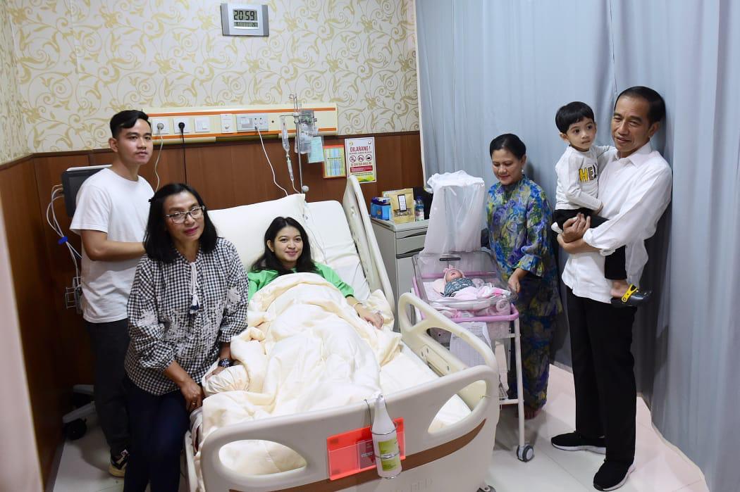 Baru Lahir, Cucu Ketiga Jokowi Jadi Trending Topic Baru Lahir, Cucu Ketiga Jokowi Jadi Trending Topic