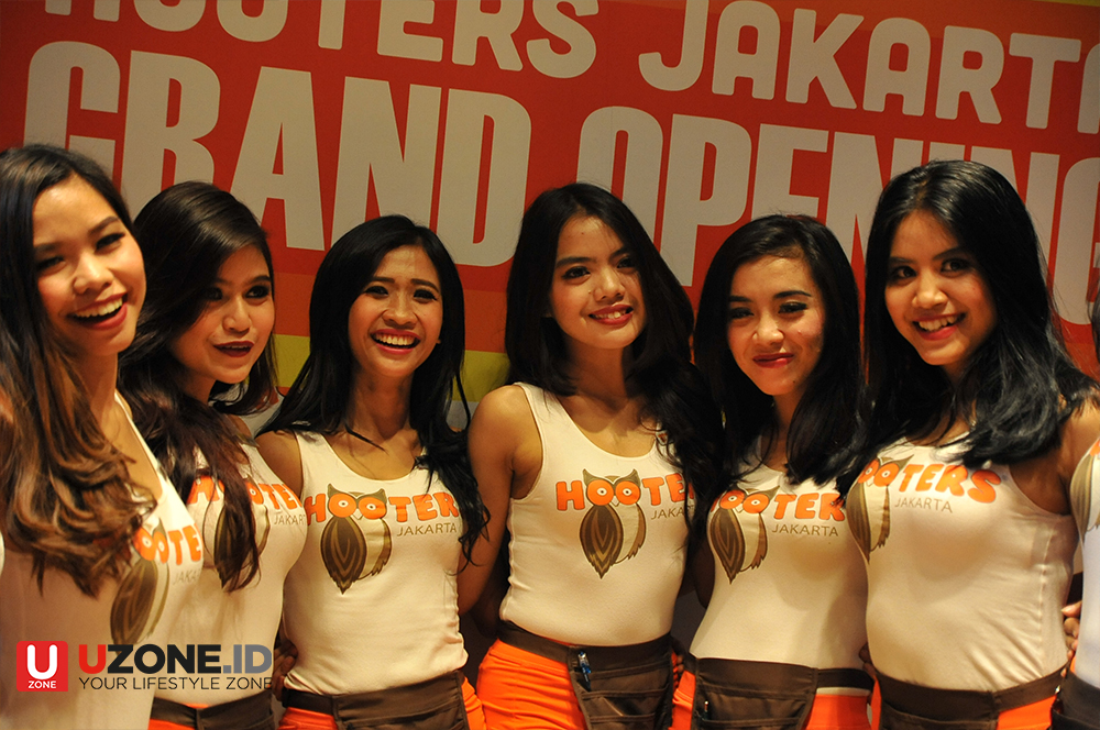 Mengintip Pramusaji Seksi Hooters Girl Mengintip Pramusaji Seksi Hooters Girl