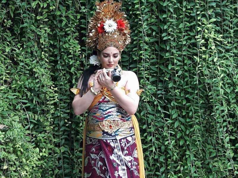 Pramugari Cantik  Kerajaan Arab Kenakan Baju  Adat  Bali Uzone