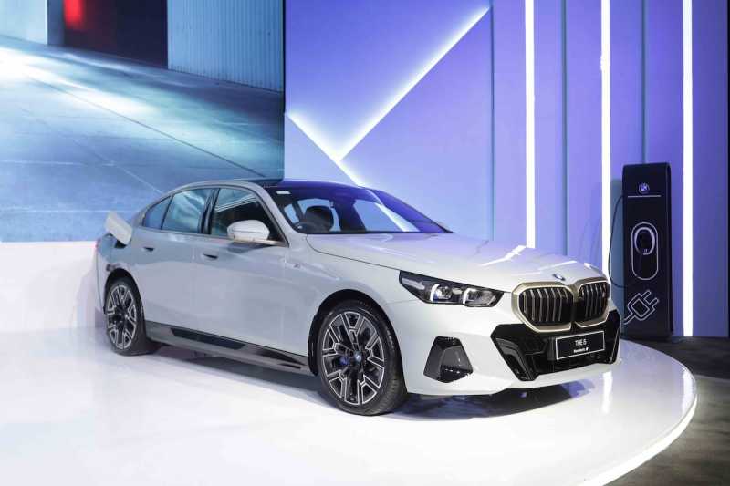 Mobil Listrik BMW i5 Diluncurkan di Indonesia, Jarak Tempuh 582 Km!