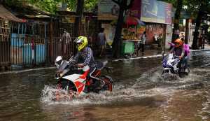 Musim Banjir Tiba, Motor Terendam Air Harus Gimana? 