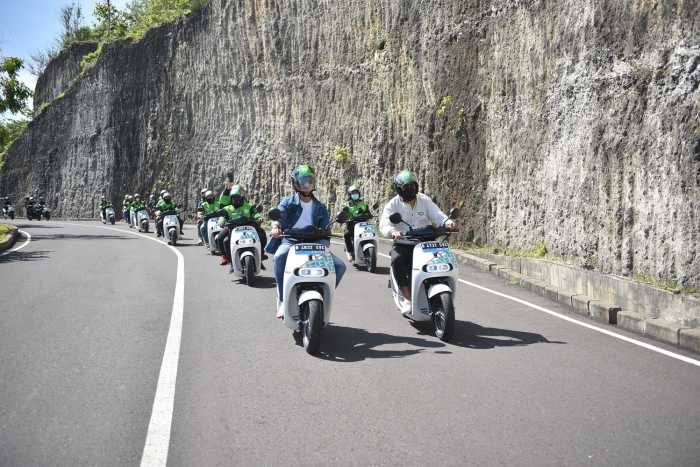 Andre Taulany dan Surya Aji Terabas Bali dengan Molis Electrum Andre Taulany dan Surya Aji Terabas Bali dengan Molis Electrum