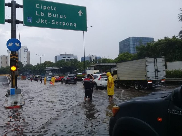 Diguyur Hujan Lebat, Jalan Raya di Jakarta Berubah Jadi Sungai