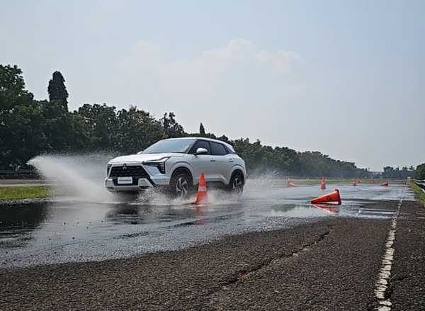 Geber Mitsubishi XFORCE di Sirkuit, Libas Jalan Basah dan Bergelombang Geber Mitsubishi XFORCE di Sirkuit, Libas Jalan Basah dan Bergelombang