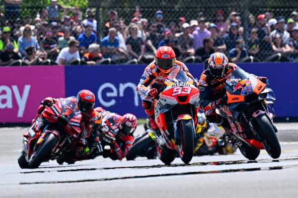Usai Pukul-Pukulan, Vinales dan Bagnaia Malah Boncengan ke Paddock Usai Pukul-Pukulan, Vinales dan Bagnaia Malah Boncengan ke Paddock