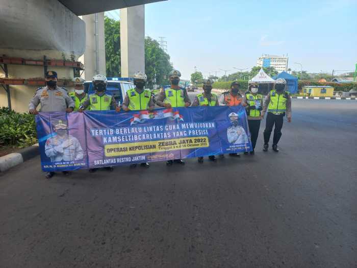 Operasi Zebra 2022: Polisi Bagi-bagi Helm dan Sembako Operasi Zebra 2022: Polisi Bagi-bagi Helm dan Sembako